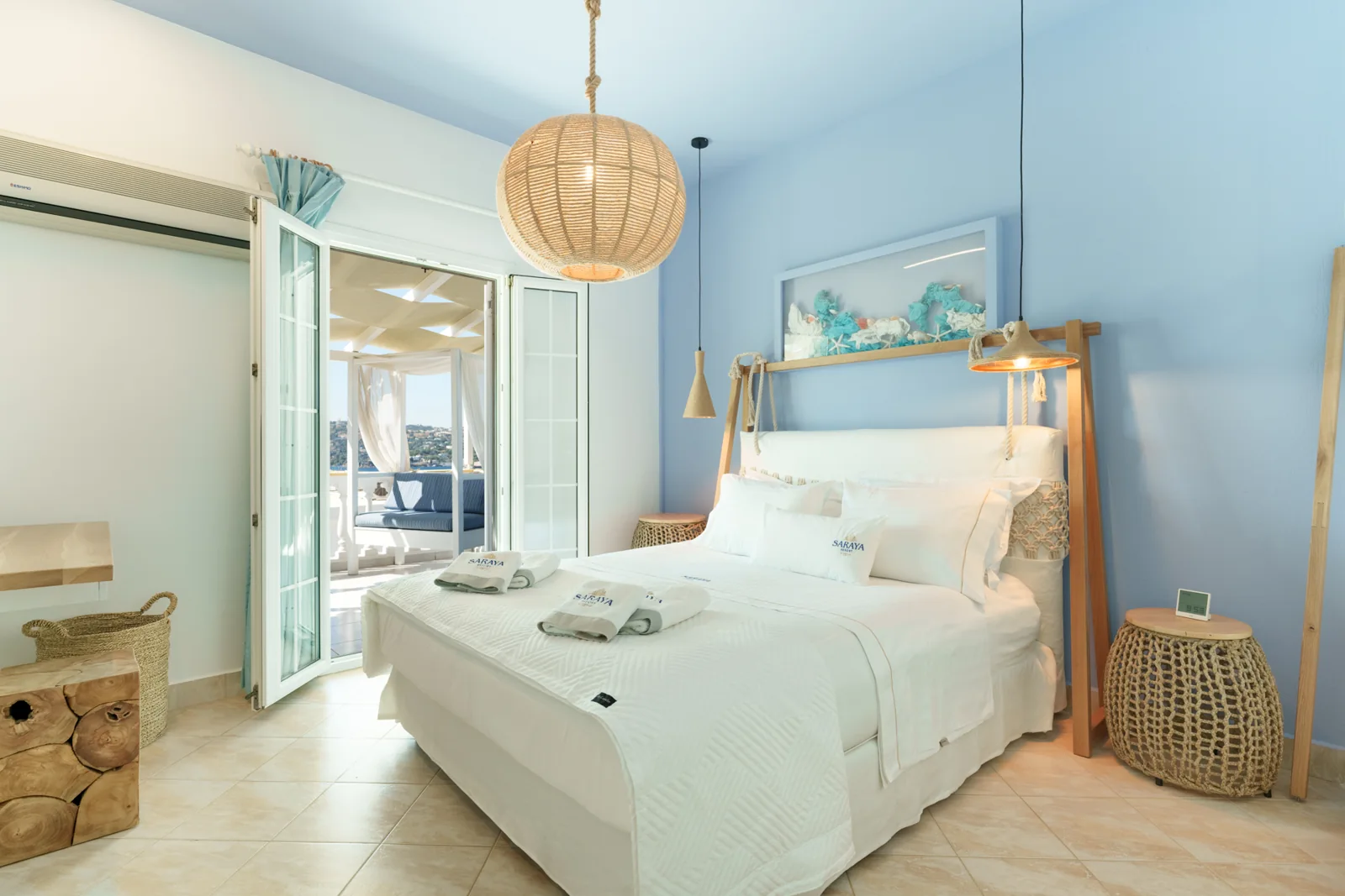 Junior Suite Small: Living and sleeping area