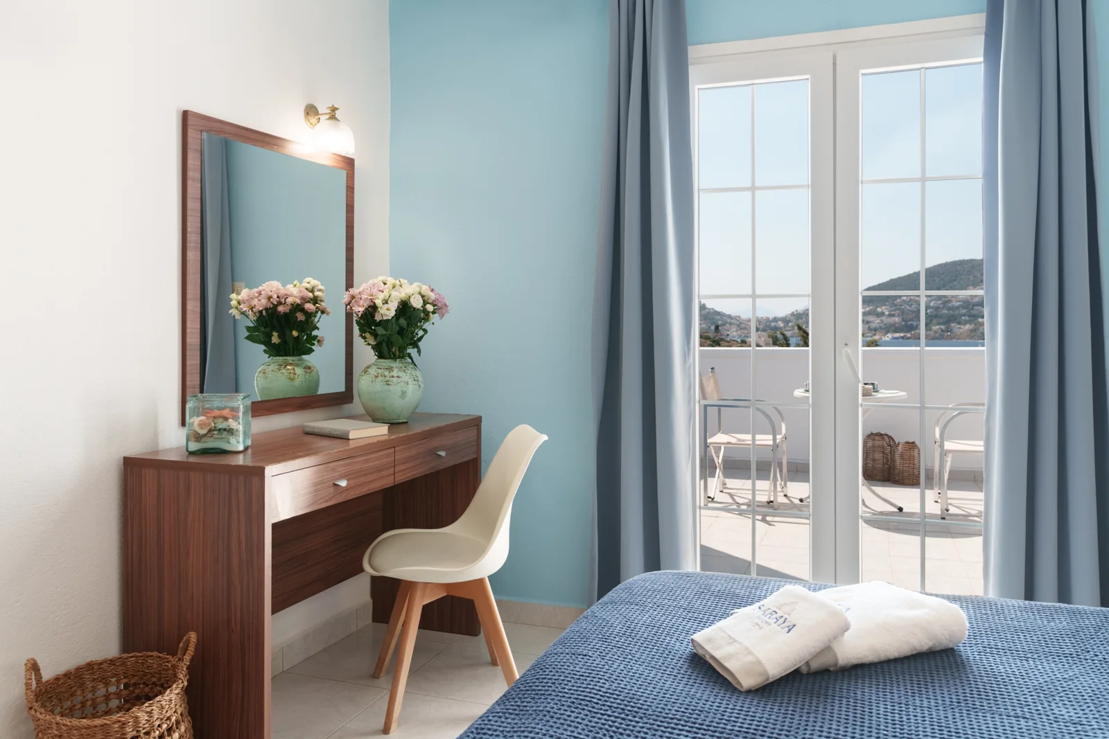 Studio Superior: Bedroom and balcony