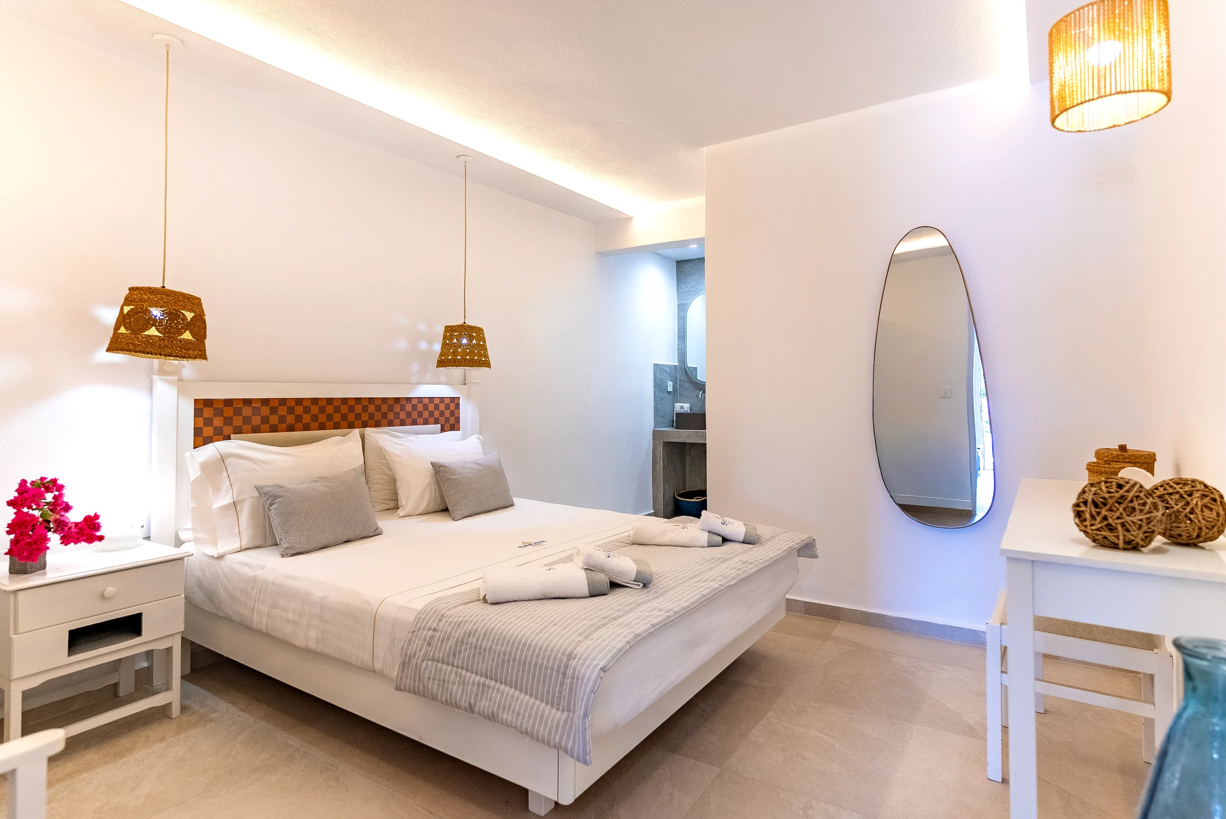 Deluxe Apartment: Master bedroom