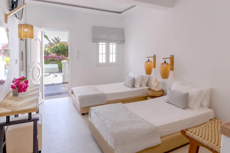Deluxe Apartment: Living area with sofa beds