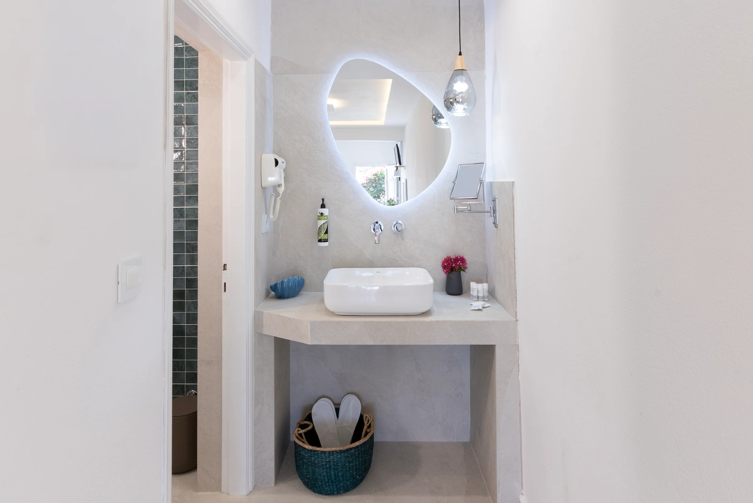 Double Superior: Bathroom