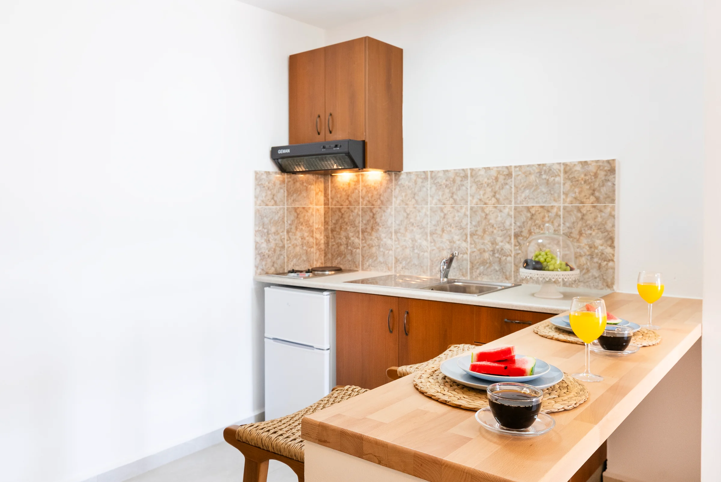 Double Superior: Kitchenette and dining counter