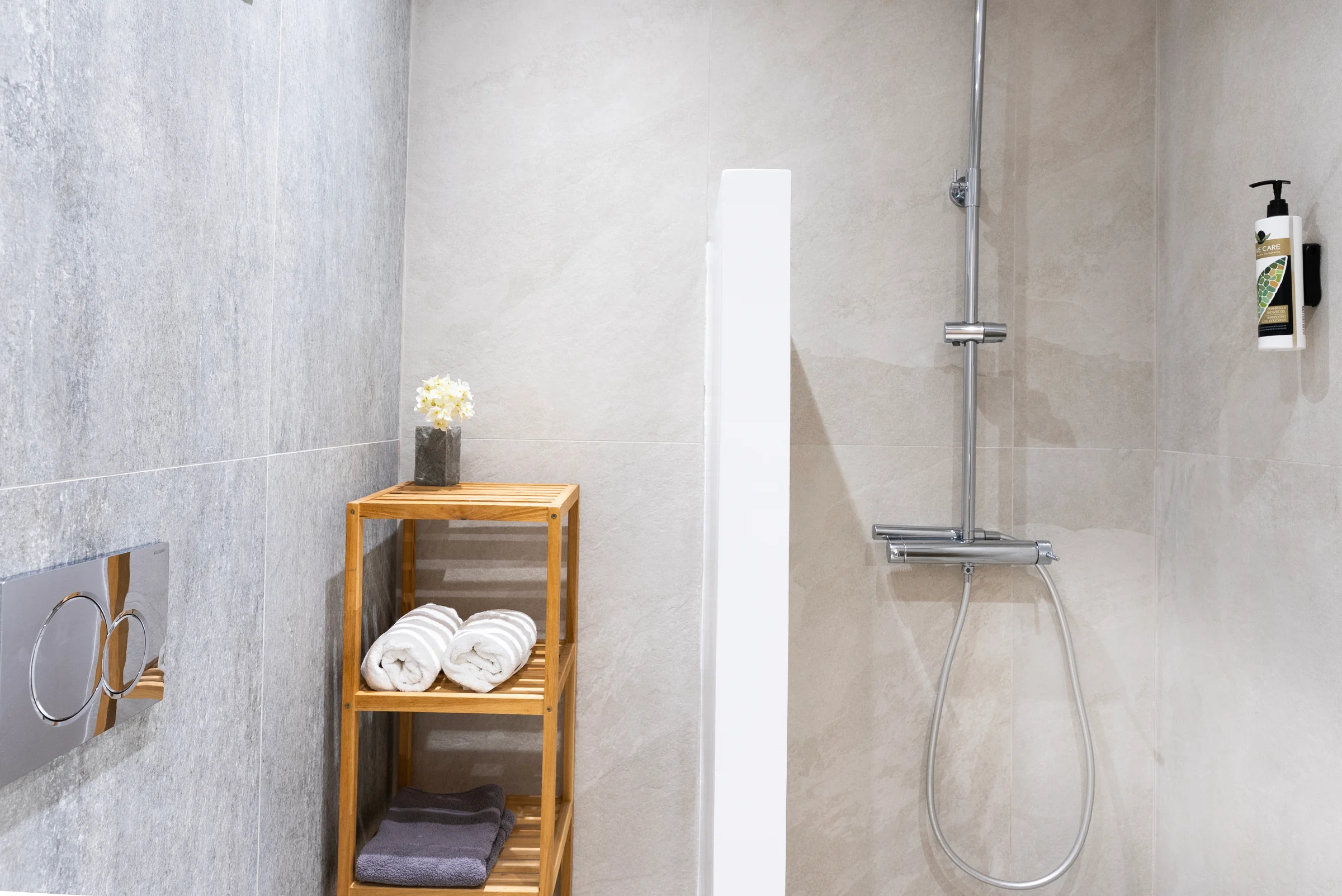 Double Superior: Shower and towel shelf