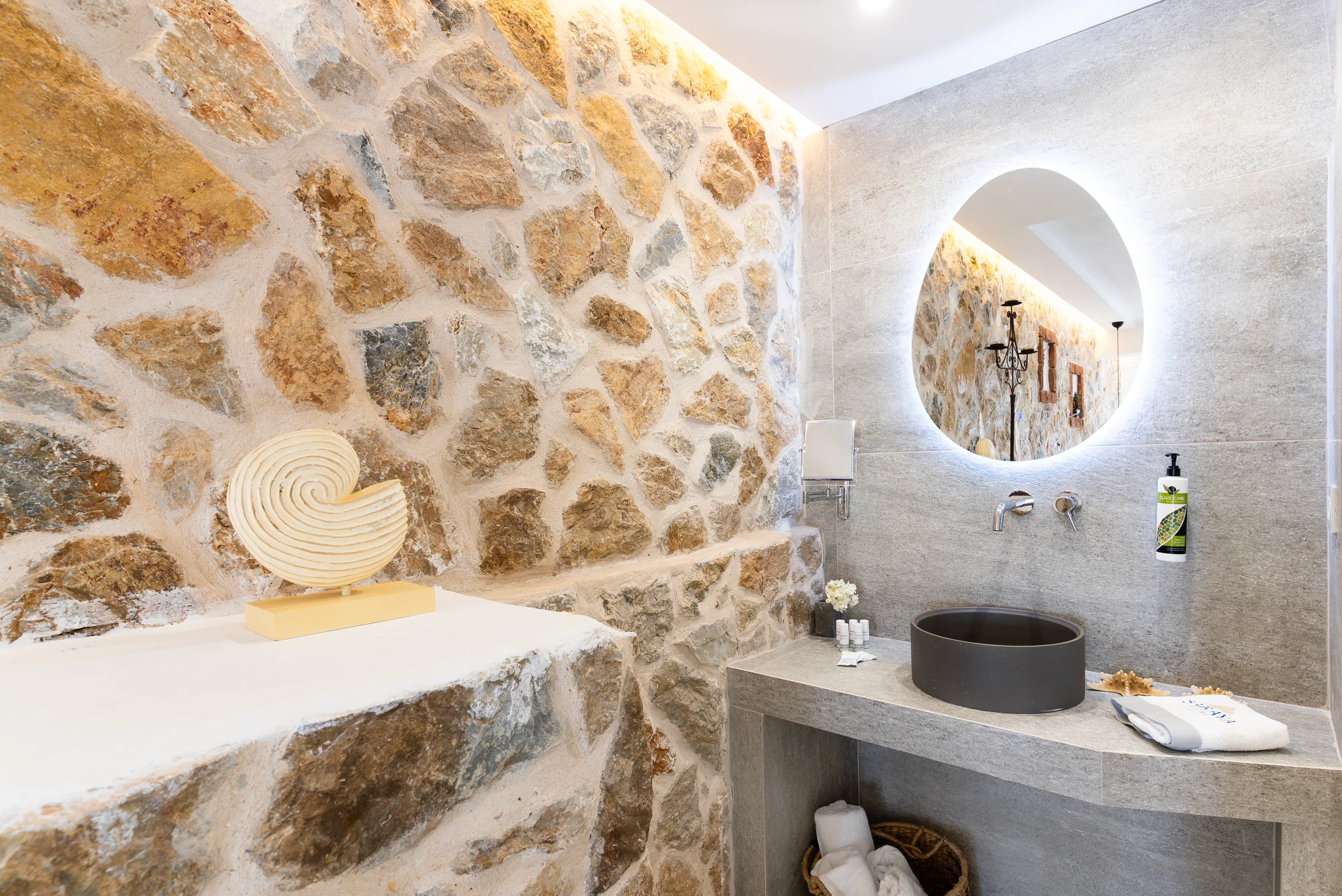 Double Superior: Bathroom with stone wall