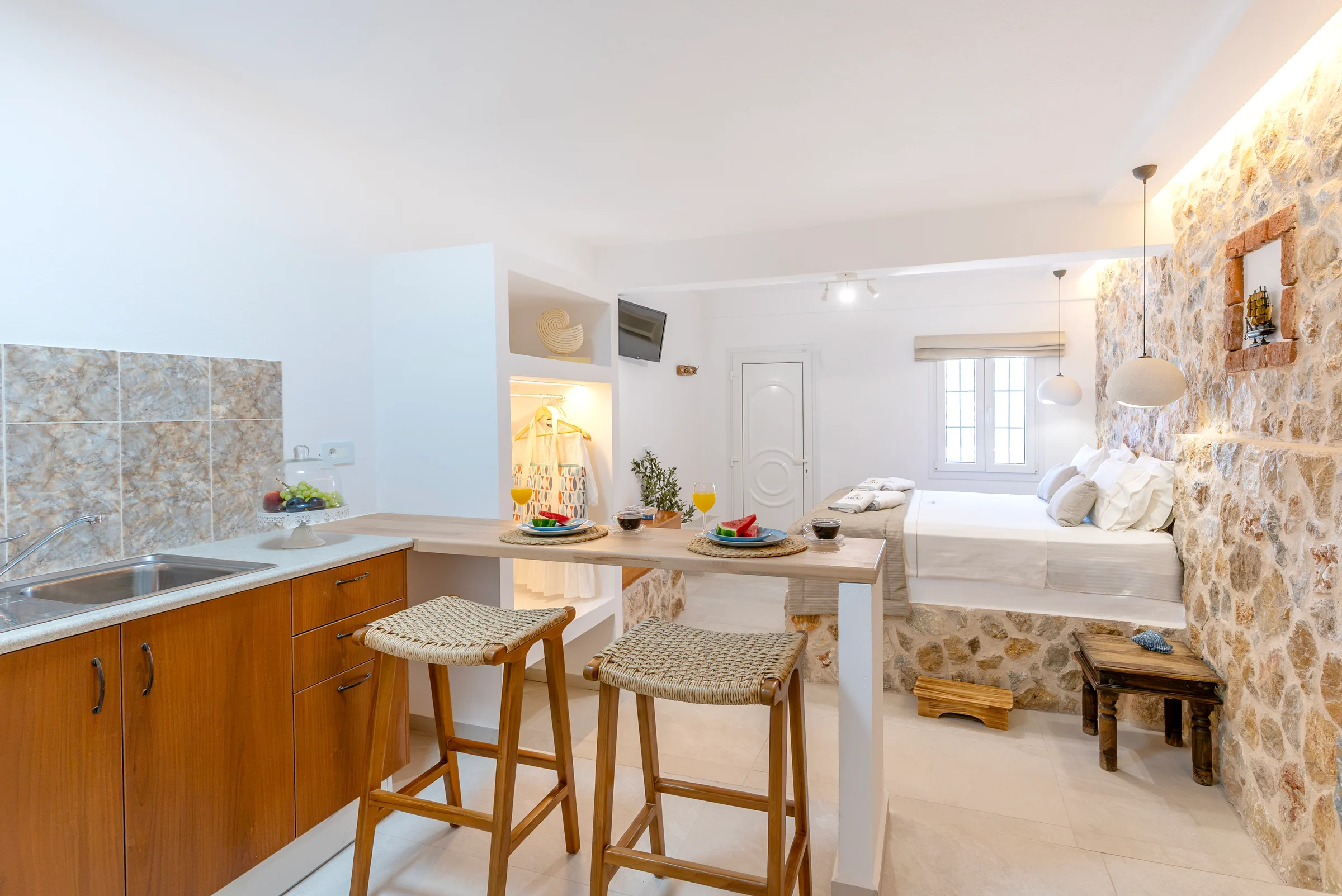 Double Superior: Bedroom and dining area