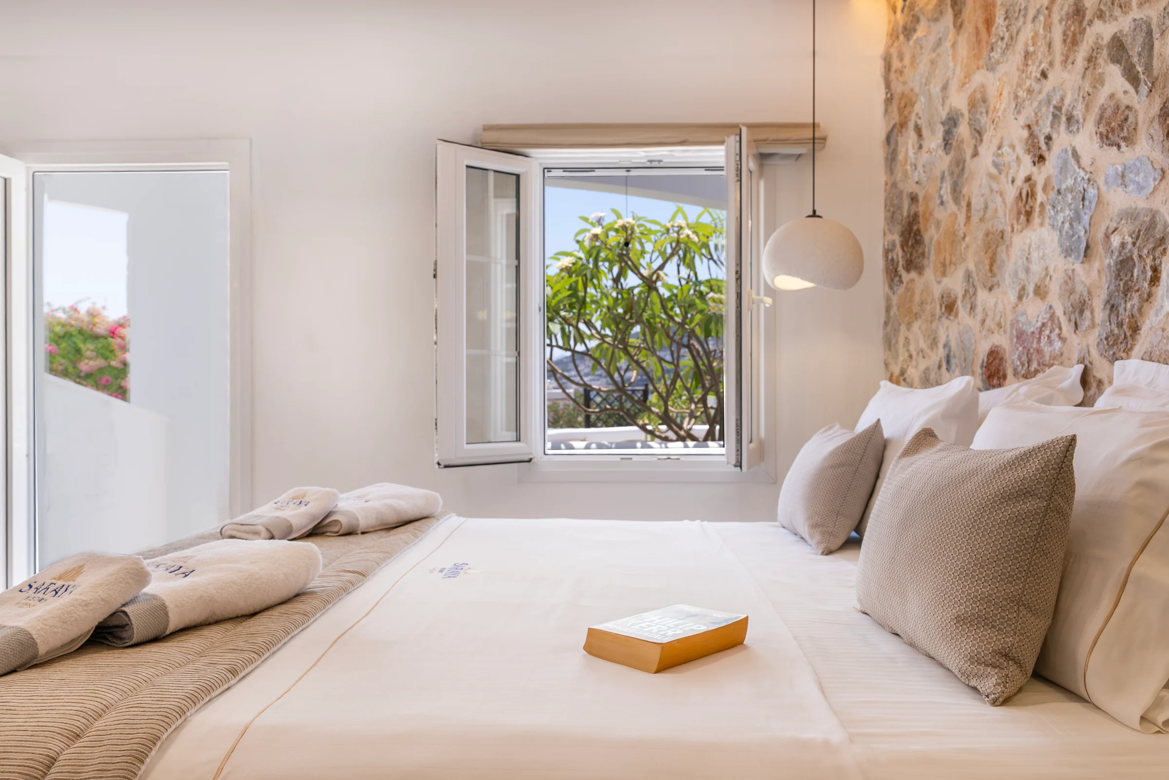 Double Superior: Double bed and window